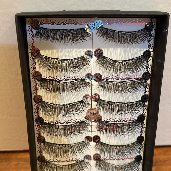 False lashes - Picture 2 of 2